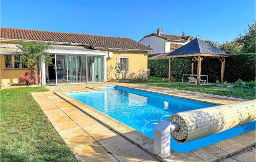 Beautiful home in Vic-En-Bigorre with Outdoor swimming pool, 3 Bedrooms and WiFi : Maisons de vacances proche de Lafitole