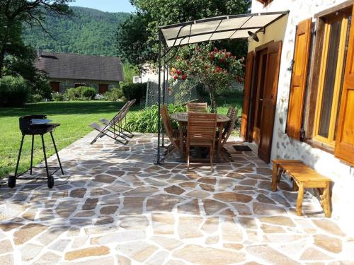 Grange en pierres. Grand jardin et belle vue : Maisons de vacances proche de Tarascon-sur-Ariège