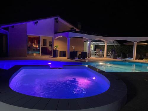 Villa Sany:10 Pers Maison 200m2 piscine , jacuzzi : Villas proche de Garrey