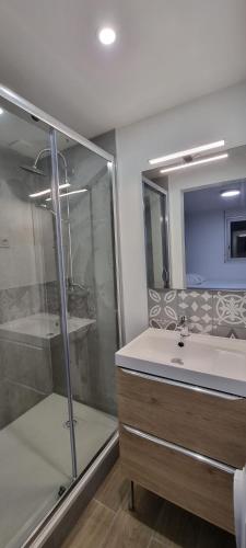 ^Cosy Apartments^ - Chambres avec douche privative - Metro - Wifi : Appartements proche de Roques