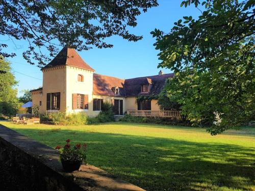 Manoir Périgord Noir/Piscine chauffée/Etang&Forêt : Maisons de vacances proche de Les Eyzies-de-Tayac-Sireuil