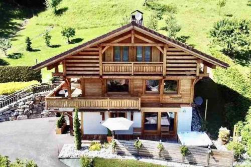 Androsace Appartement dans Chalet bois avec Jacuzzi privatif Terrasse et Vue Montagne : Appartements proche de Les Villards-sur-Thônes