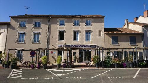 Hôtel Les Deux Porches : Hotels proche de Saint-Laurent-de-Jourdes