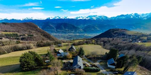 Appartement de plain-pied en montagne avec vue merveilleuse sur le massif de Belledonne : Maisons de vacances proche de La Terrasse