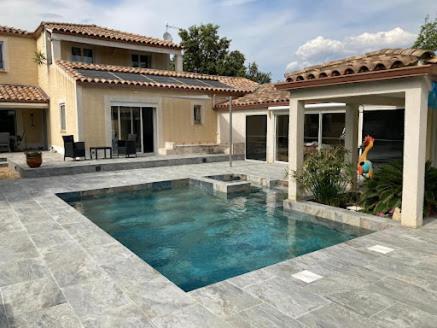 Villa climatisée avec piscine, jardin paysagé entièrement clos et terrain de pétanque : Villas proche de Gallargues-le-Montueux