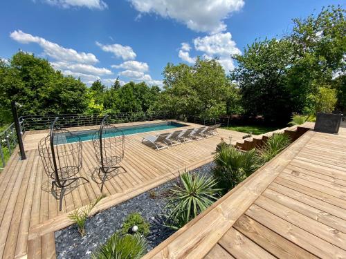 Magnifique maison en pierre avec belle piscine : Maisons de vacances proche de Villeneuve