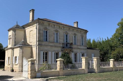 Suite privative Abella - Aile de maison bourgeoise : B&B / Chambres d'hotes proche d'Ambarès-et-Lagrave