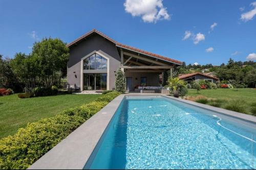 Splendide villa avec piscine dans un havre de paix : Villas proche de La Buisse