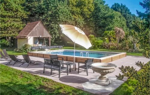 Amazing Home In Plounvez-modec With Outdoor Swimming Pool, 3 Bedrooms And Heated Swimming Pool : Maisons de vacances proche de Bégard