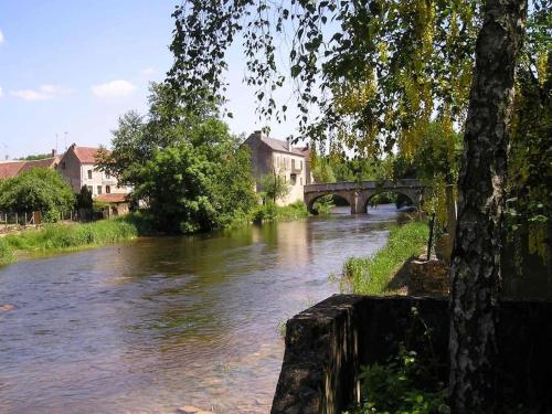 Rivierhuis aan de rivier bij Vézelay : Maisons de vacances proche de Voutenay-sur-Cure