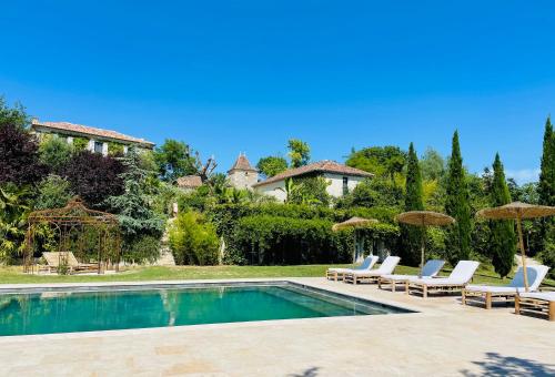 Superbe propriété avec piscine : Maisons de vacances proche de Glatens
