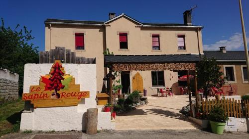 Le sapin rouge, chambres d'hôtes, appartement : Maisons d'hotes proche de Sainte-Colombe-sur-Guette