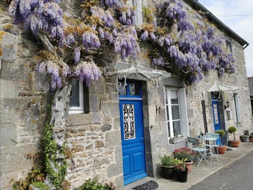 ‘Les Portes Bleues’ Chambres d’hôtes : B&B / Chambres d'hotes proche de Saint-Jacut-du-Mené
