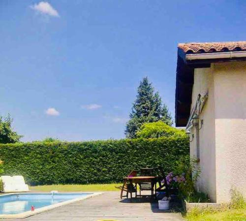 Villa avec piscine, proche de toutes commodités : Villas proche de Saint-Louis-de-Montferrand