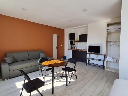 Appartement Lacroix-sur-Meuse, 2 pièces, 2 personnes - FR-1-585-92 : Appartements proche de Saulx-lès-Champlon
