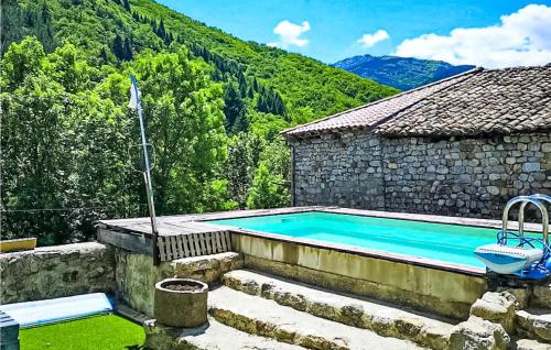 Stunning Home In Barnas With 3 Bedrooms, Wifi And Private Swimming Pool : Maisons de vacances proche de Dompnac