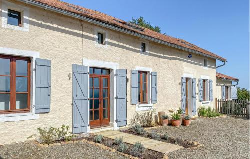 Nice Home In Monfaucon With Wifi, Outdoor Swimming Pool And Swimming Pool : Maisons de vacances proche de Hagedet