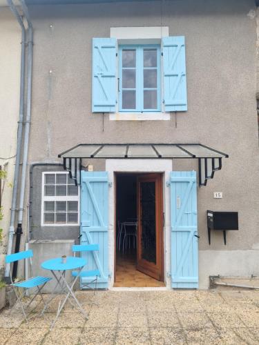 Jolie petite maison dans village fortifié : Maisons de vacances proche de Brigueuil