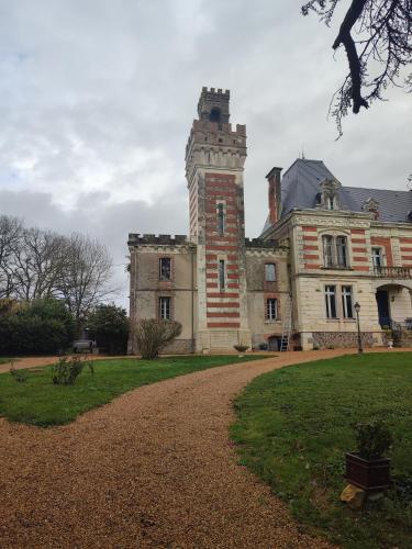 la tour carrée d'un chateau : Maisons de vacances proche de Château-Renault