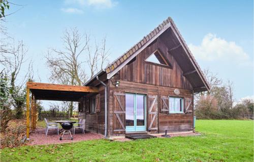 Awesome home in Saint-Georges-en-Auge with WiFi and 2 Bedrooms : Maisons de vacances proche de Damblainville