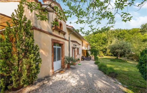 Awesome Home In Marquefave With Indoor Swimming Pool, Wifi And 3 Bedrooms : Maisons de vacances proche de Capens