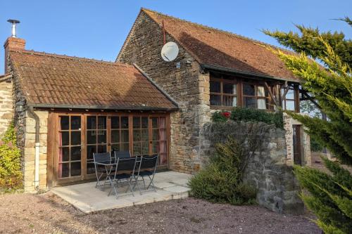 Large gîte with pool in peaceful Burgundy countryside : Maisons de vacances proche de Sercy