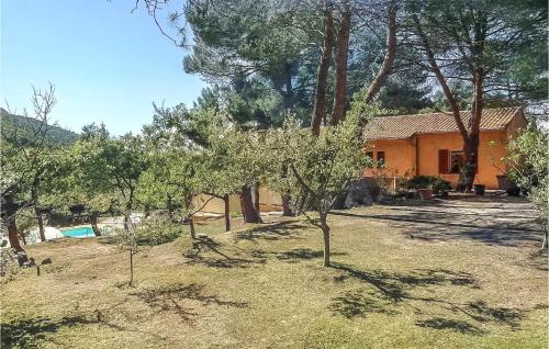 Beautiful Home In Maubec With Outdoor Swimming Pool, Private Swimming Pool And 3 Bedrooms : Maisons de vacances proche d'Oppède