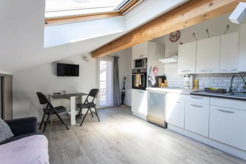 Le Coq Charmant petit studio en centre ville d'Embrun : Appartements proche de Puy-Sanières