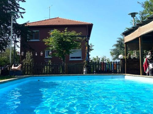 Appartement dans maison individuelle, piscine : Appartements proche de La Talaudière