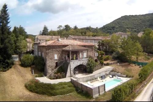 Authentieke gerenoveerde mas met verwarmd zwembad : Villas proche de Bordezac
