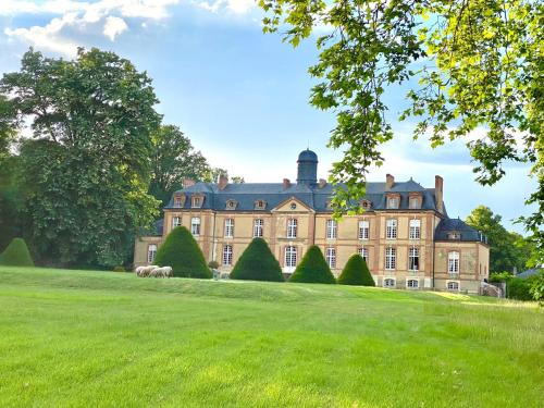 24 HEURES DU MANS - Chambres d'hôtes de luxe - Château de Lauresse pour 10000 euros par jour : Maisons d'hotes proche de Le Breil-sur-Mérize