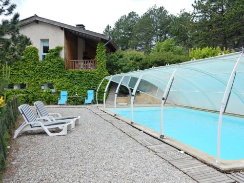 Holiday house with private swimming pool and view at the Vercors : Maisons de vacances proche de Menglon