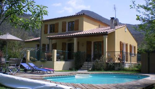 4 Bedroom Villa with Private Pool within 5 minute walk into Quillan : Villas proche de Belvianes-et-Cavirac