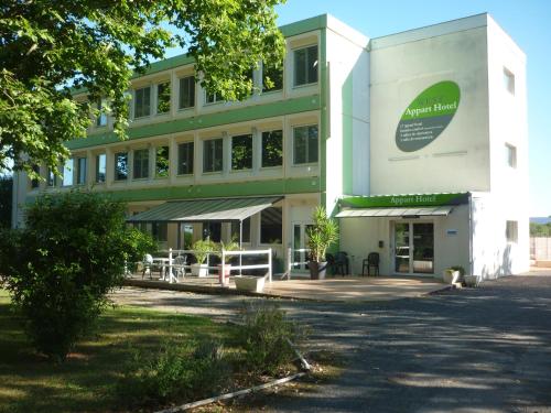 West Appart' Hôtel : Appart'hotels proche de Vallans