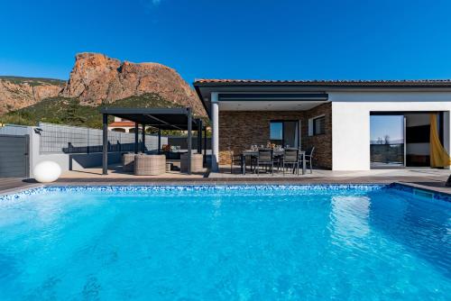 Ajaccio, magnifique villa avec piscine privée 8 personnes : Maisons de vacances proche de Valle-di-Mezzana
