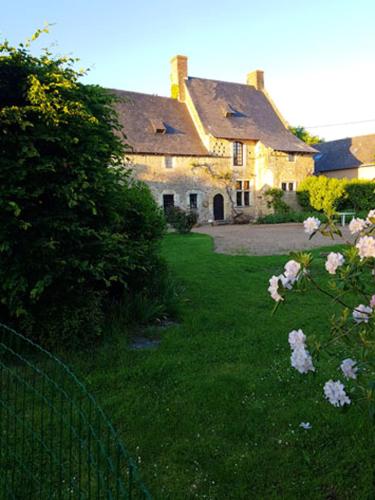 Maison de 5 chambres avec jardin clos et wifi a Morannes sur Sarthe : Maisons de vacances proche de Montreuil-sur-Loir
