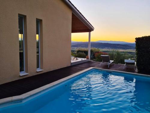 Villa de 4 chambres avec piscine privee jardin amenage et wifi a Villeneuve : Villas proche de Lurs