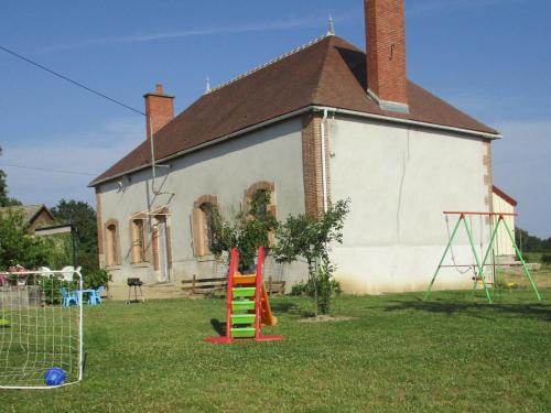 Gîte Cressanges, 4 pièces, 6 personnes - FR-1-489-28 : Maisons de vacances proche de Contigny