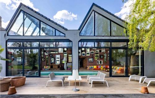 Beautiful Home In Breuillet With Wifi, Swimming Pool And 5 Bedrooms : Maisons de vacances proche de Saint-Germain-lès-Arpajon