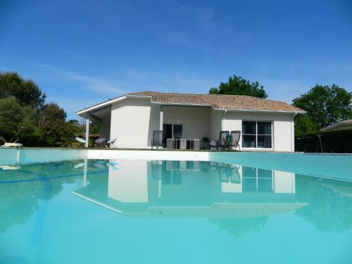 Superbe Villa avec piscine Celmax : Maisons de vacances proche de Ychoux