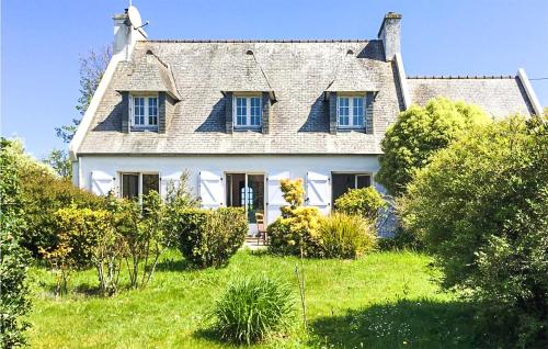 Amazing home in Plougasnou with 4 Bedrooms : Maisons de vacances proche de Saint-Jean-du-Doigt