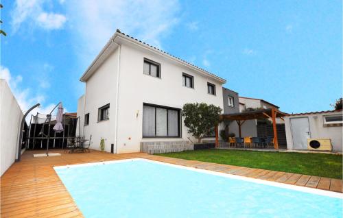 Awesome Home In Torreilles With Outdoor Swimming Pool, Wifi And 5 Bedrooms : Maisons de vacances proche de Villelongue-de-la-Salanque