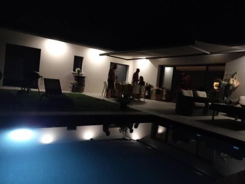 Maison climatisée avec piscine a 20 minutes de ST EMILION : Maisons de vacances proche de Lignan-de-Bordeaux