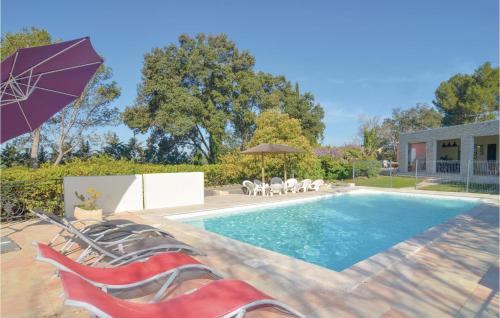 Nice home in Aubais with 6 Bedrooms, WiFi and Outdoor swimming pool : Maisons de vacances proche d'Aujargues