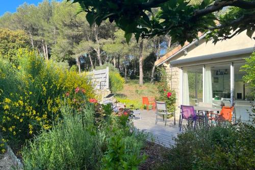 Beautiful house in the heart of its pine forest - private pool : Maisons de vacances proche de Taillades