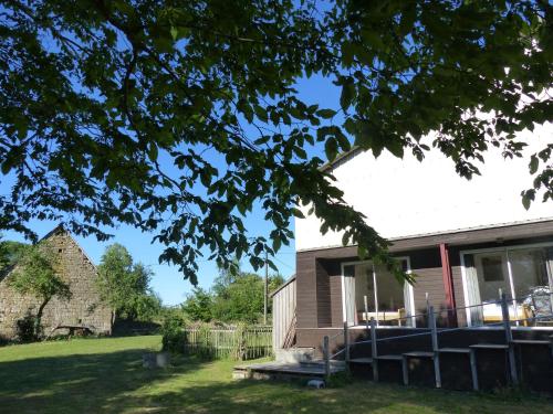Gite Bellevue Charlannes : Maisons de vacances proche de Saint-Martin-la-Méanne