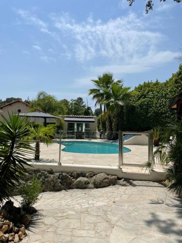 U0616 - Magnifique villa avec piscine proche Nice, Cannes : Villas proche de Roquefort-les-Pins