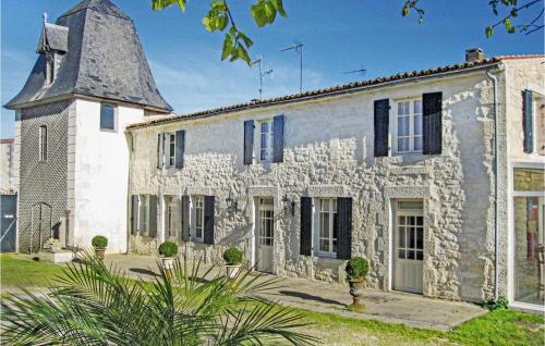 Beautiful Home In Beurlay With 2 Bedrooms, Wifi And Outdoor Swimming Pool : Maisons de vacances proche de Romegoux
