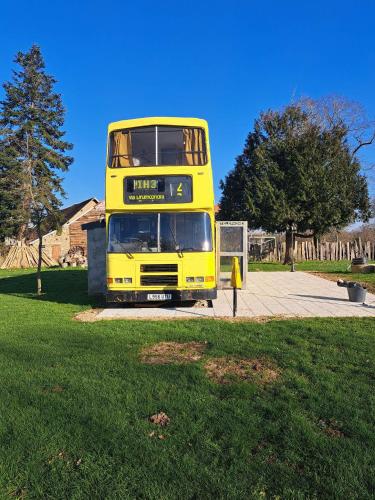 The Big Yellow Bus : Tentes de luxe proche de Moutier-Malcard