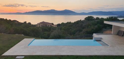 CORSE HOLISTIKA - Rez-de-jardin au calme avec vue mer et piscine magnifique : Appartements proche de Pietrosella